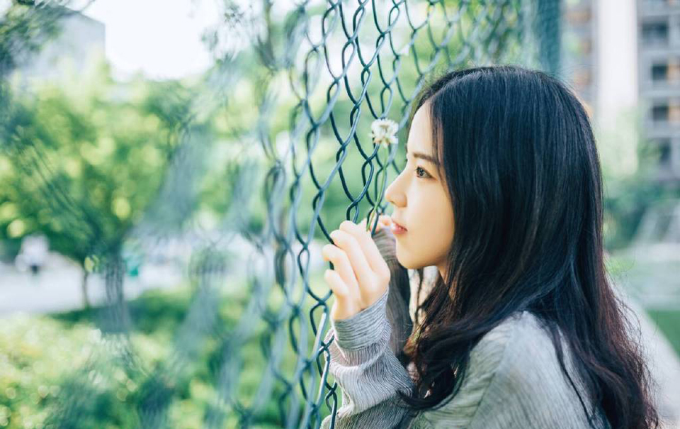 我说:”怕什么,风头早过去了。你以为咱们警察真那么关心破案啊,大部分案子都是顺便破的,比如说抓住一个街上偷东西的,结果审出来杀了人。一般杀人的案子都是这么破的。”——韩寒《一座城池》